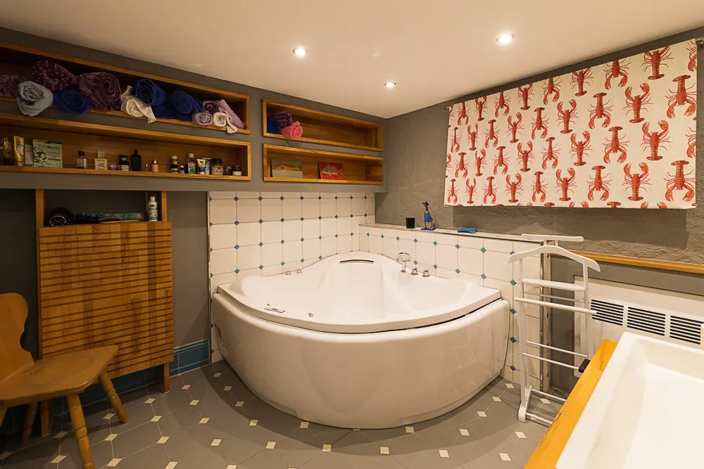 Badezimmer mit freistehender Badewanne