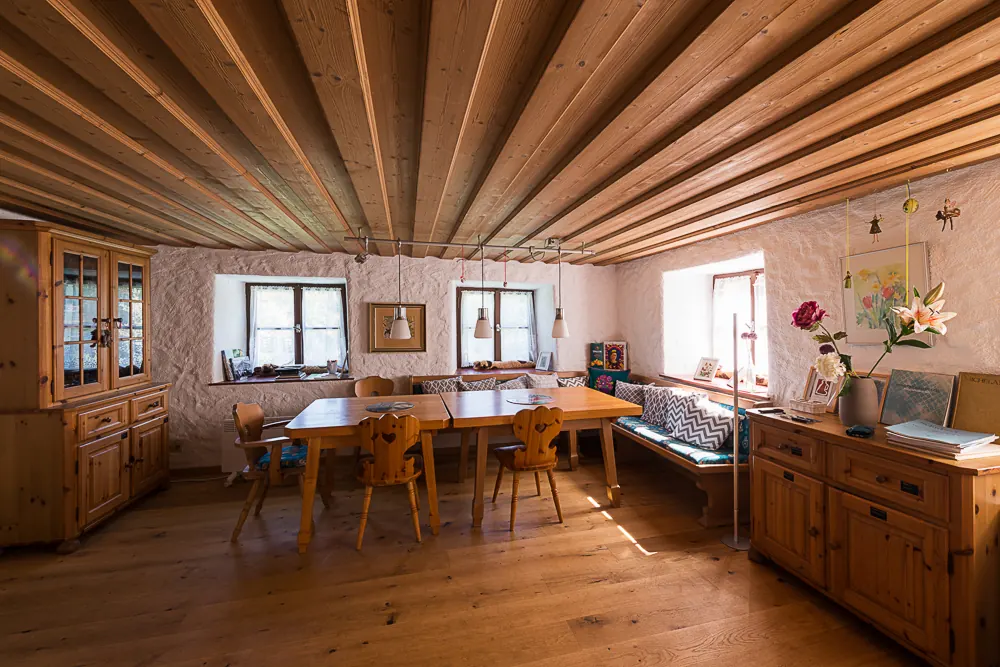 Wohnzimmer mit Eckbank und Holzofen