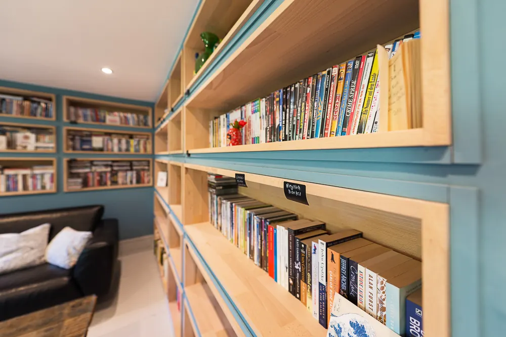 Leseecke mit Sessel und Bücherregal